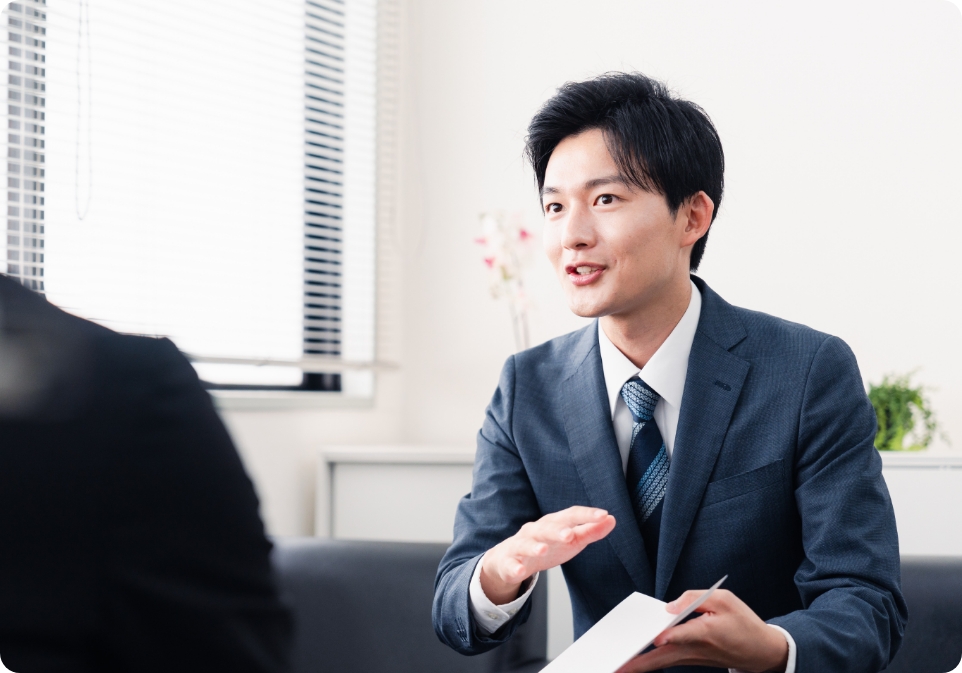 取引先へ向かう社員